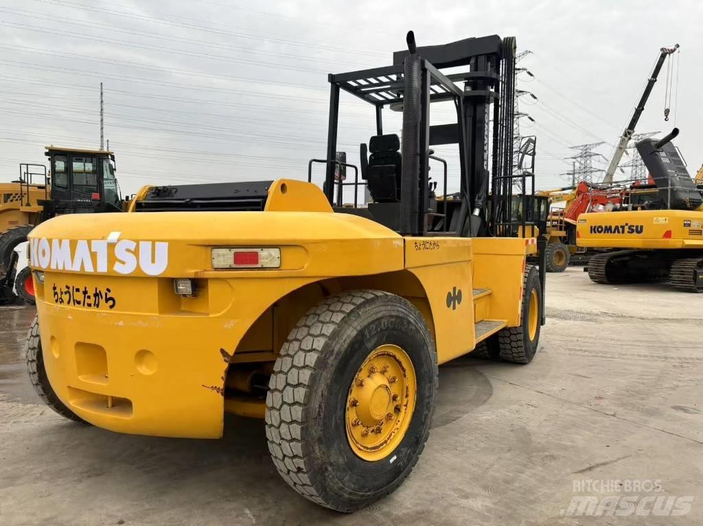 Komatsu FD200 Телескопични товарачи