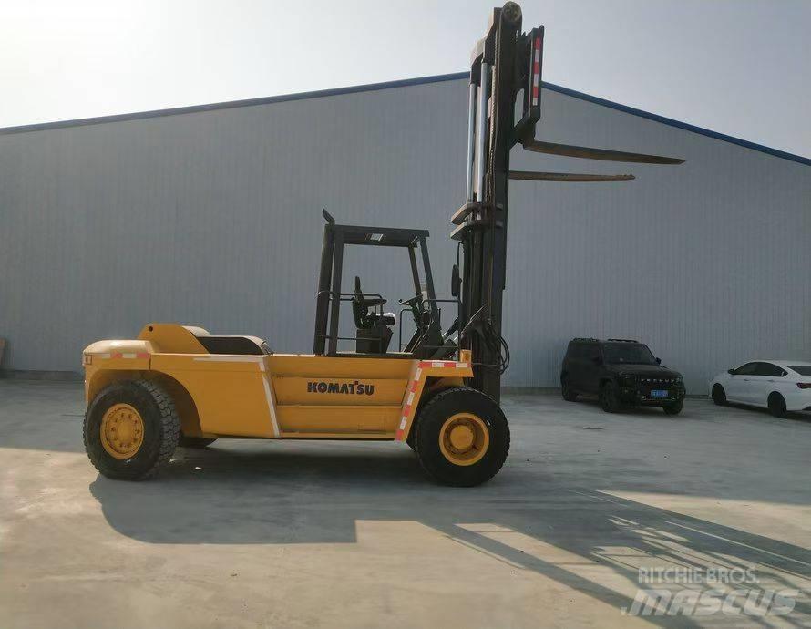 Komatsu FD200 Телескопични товарачи