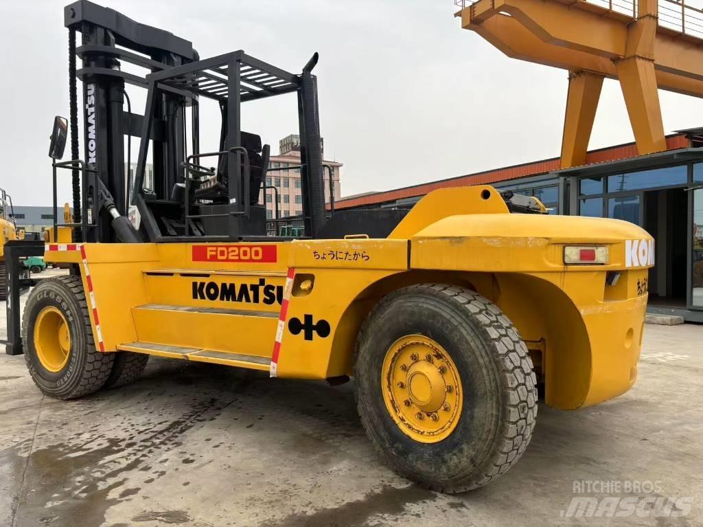 Komatsu FD200 Телескопични товарачи