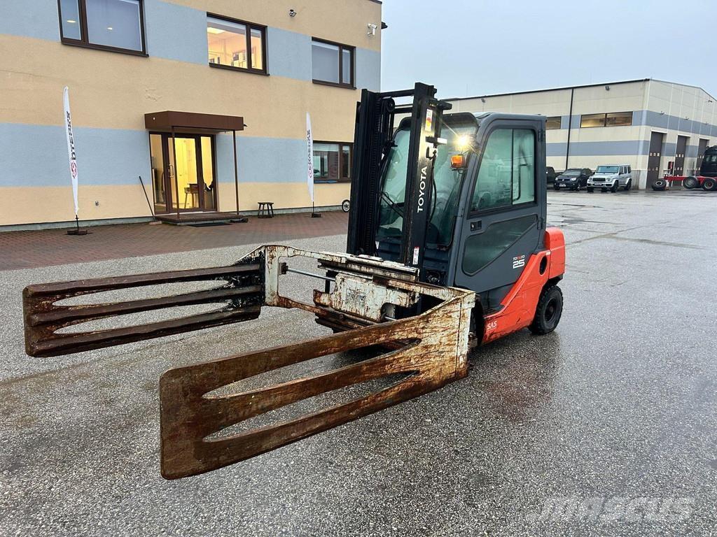 Toyota 02-8 FDF25 Дизелови камиони