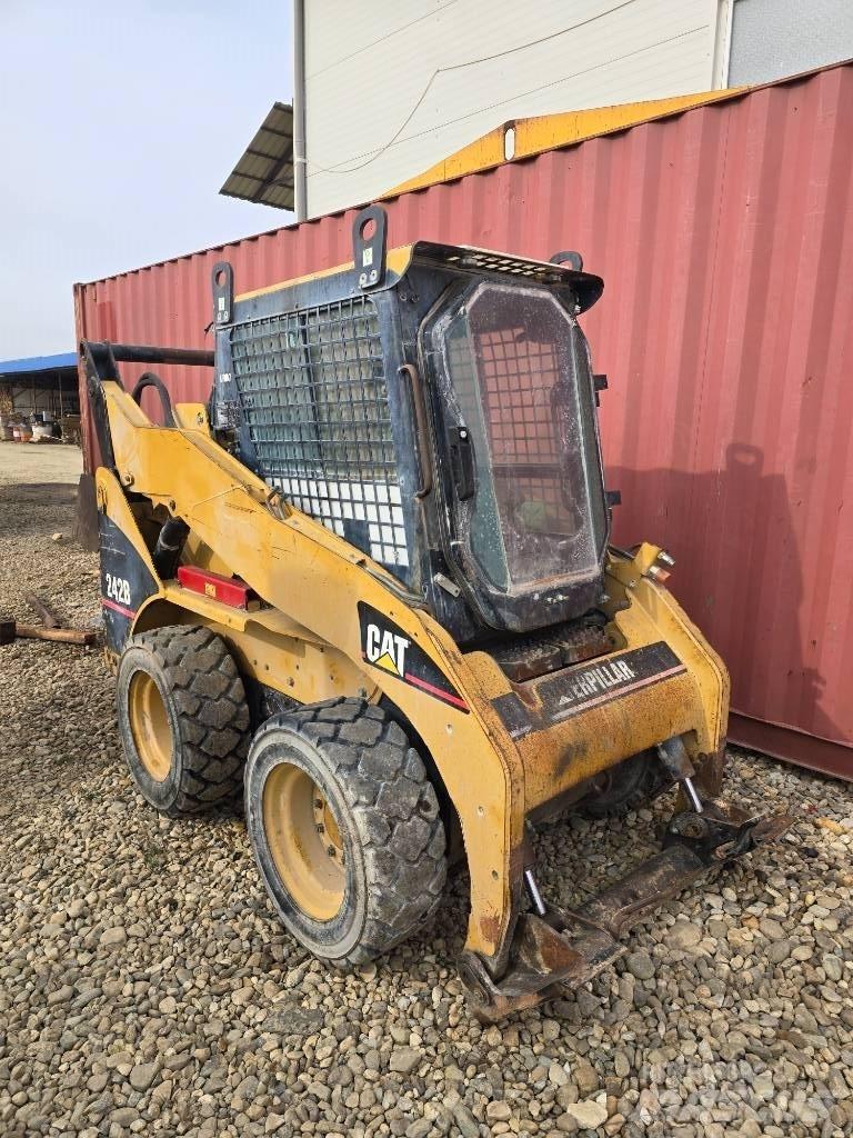 CAT 242 B Мини товарачи
