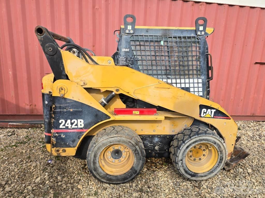 CAT 242 B Мини товарачи

