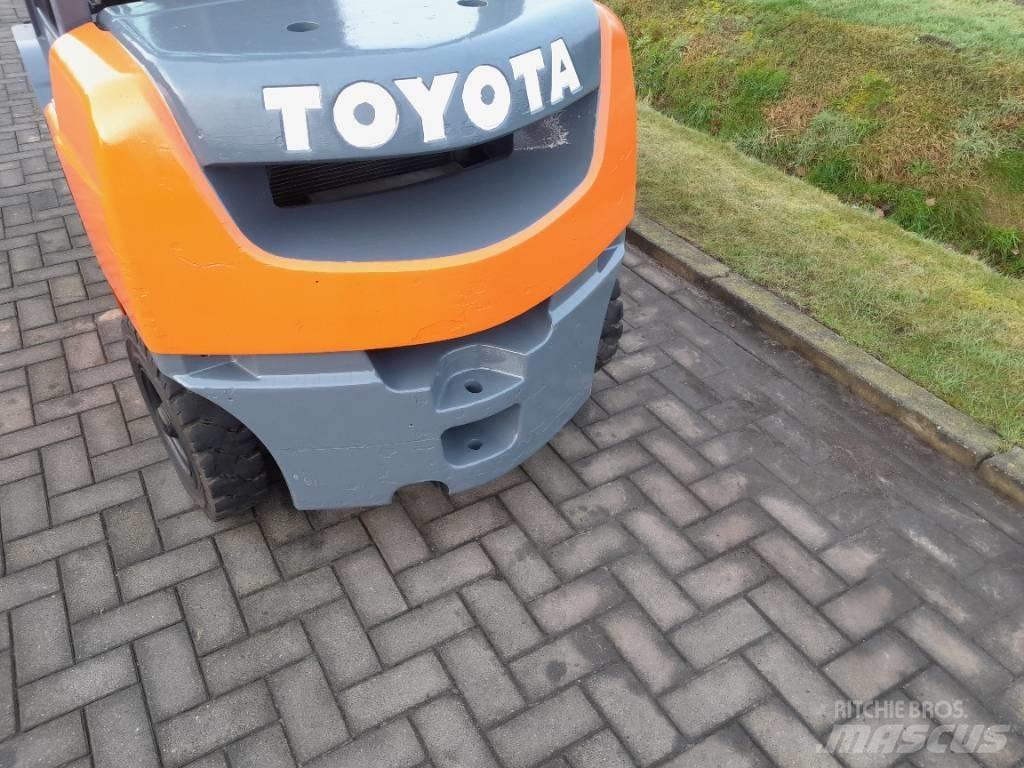 Toyota Tonero 25 Дизелови камиони