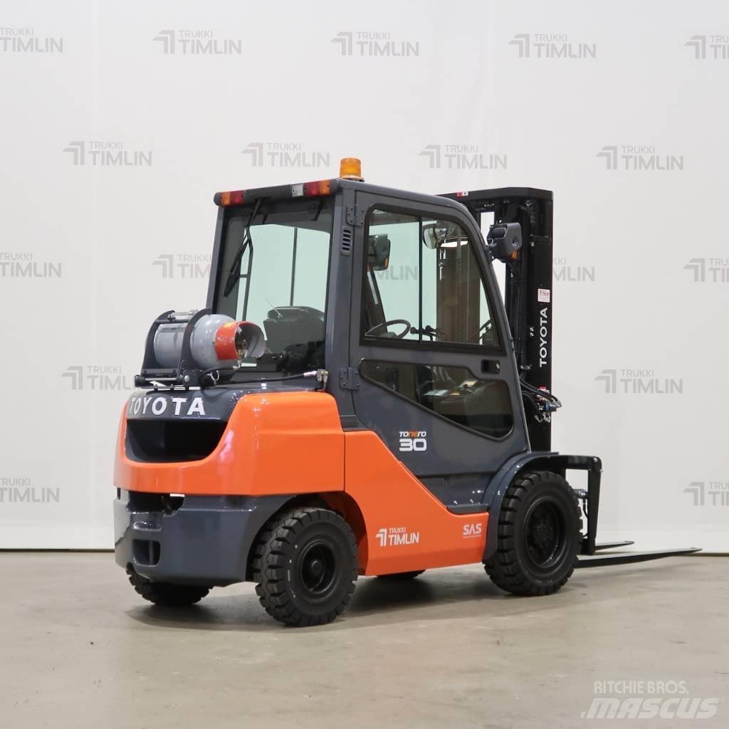 Toyota 02-8FGF30 Камиони с АГУ