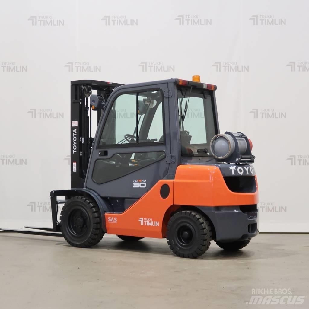 Toyota 02-8FGF30 Камиони с АГУ
