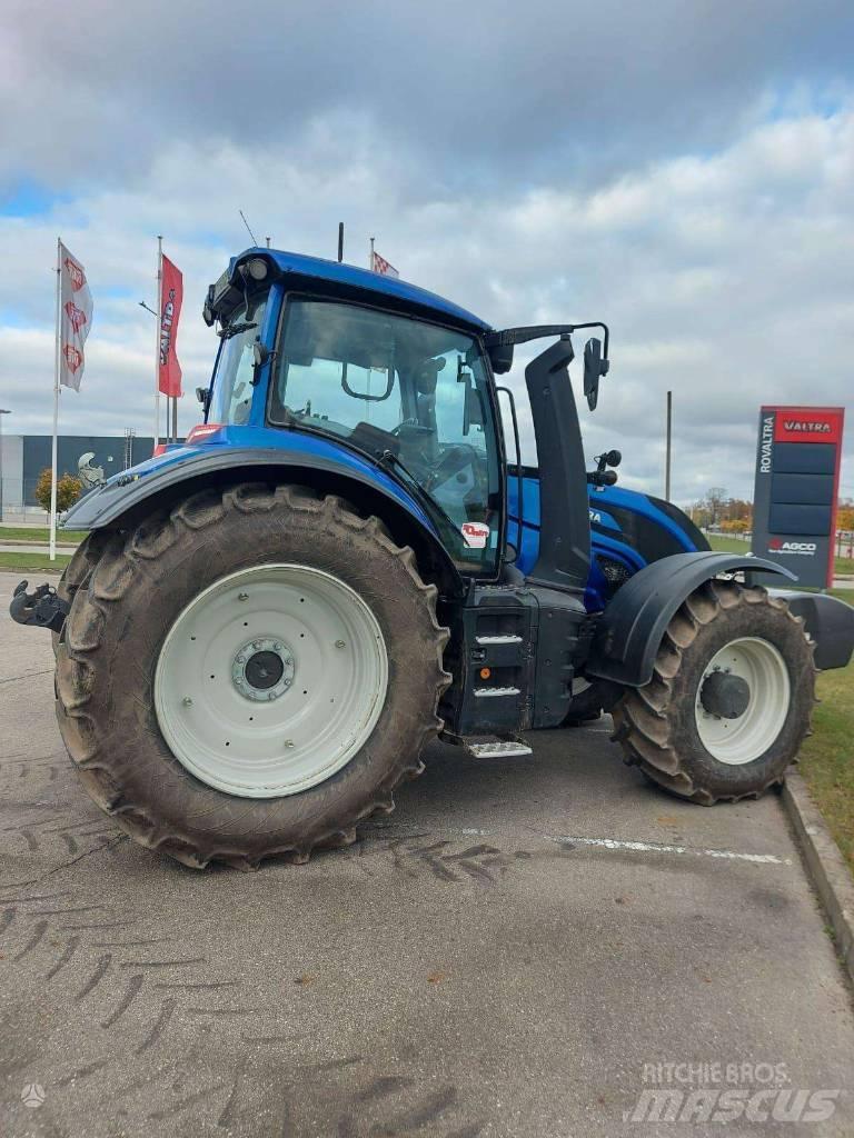 Valtra T235V Трактори