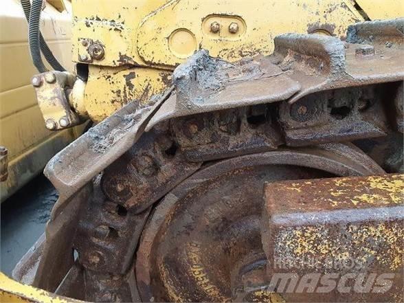 CAT D8T Верижни булдозери
