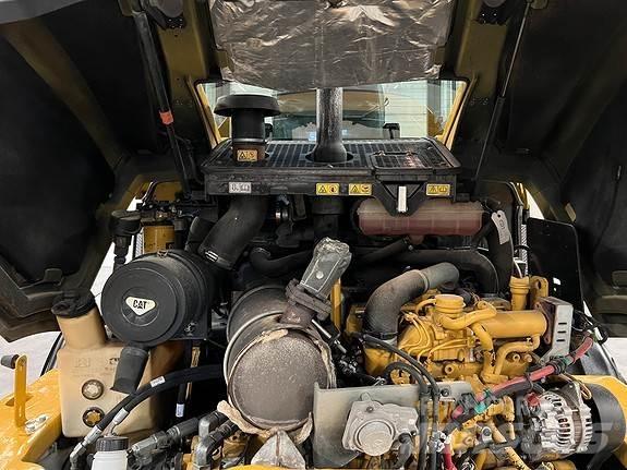 CAT 908M Колесни товарачи