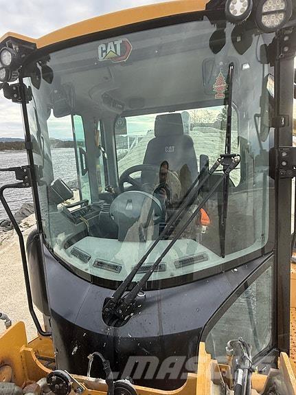 CAT 930M Колесни товарачи