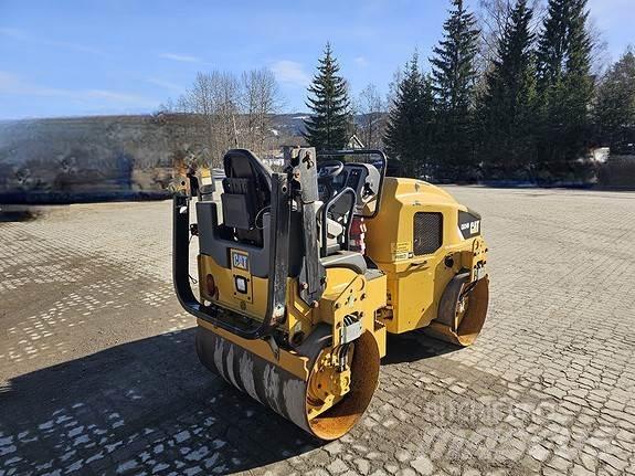 CAT CB24B Машини за асфалт