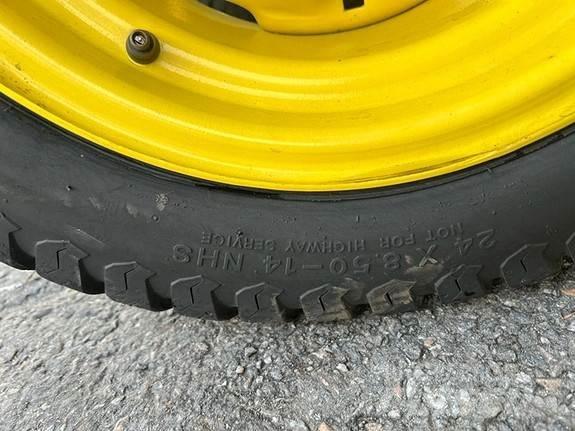 John Deere 2032R Трактори
