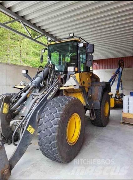 Komatsu WA200 PT Колесни товарачи