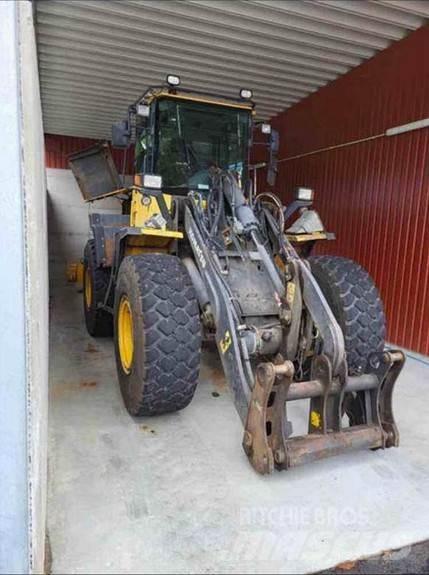 Komatsu WA200 PT Колесни товарачи