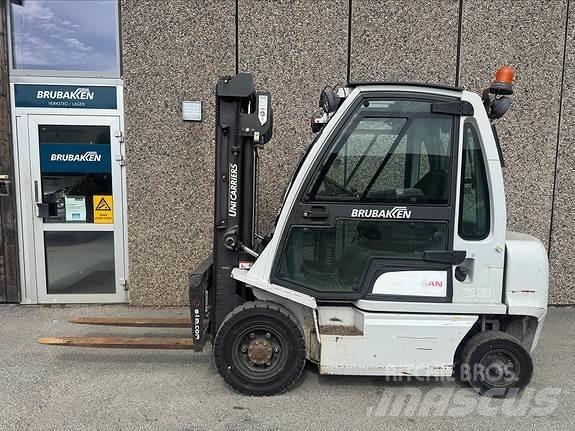 Nissan FD25 45434 Дизелови камиони