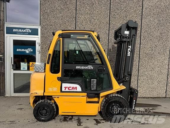 TCM FD25 Дизелови камиони