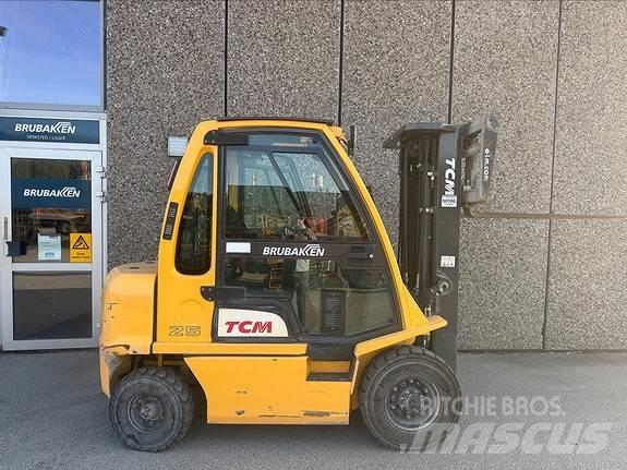 TCM FD25 Дизелови камиони