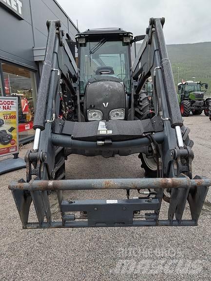 Valtra A83 Трактори