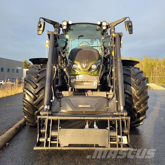 Valtra G135 Active Трактори