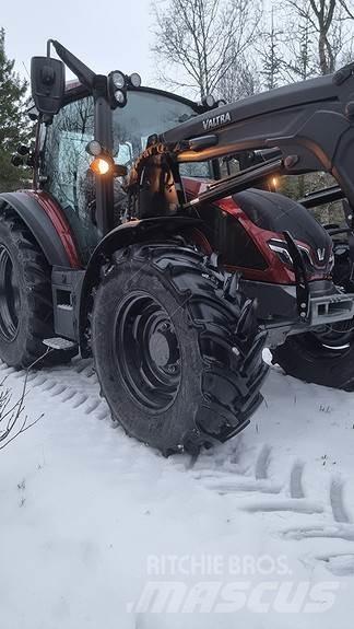 Valtra G135A Трактори