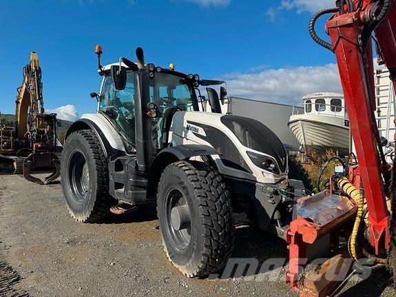 Valtra T214 Versu Трактори