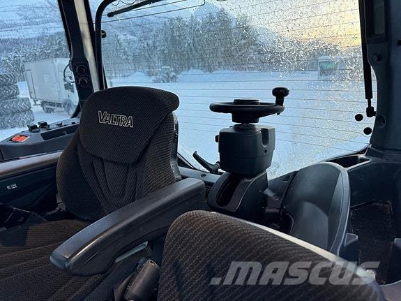 Valtra T235 Трактори