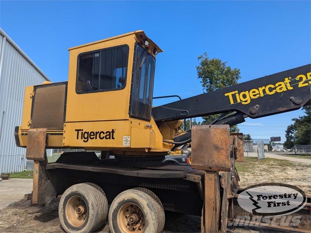 Tigercat 250D Товарачи с наклонена стрела
