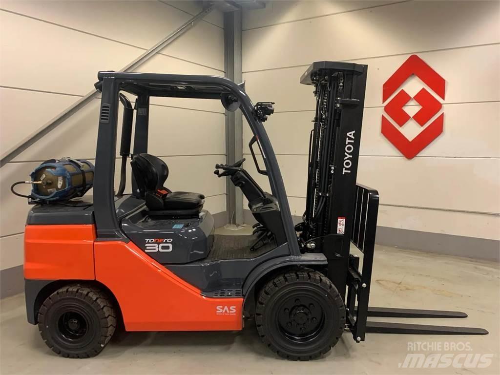 Toyota 02-8FGF30 Камиони с АГУ