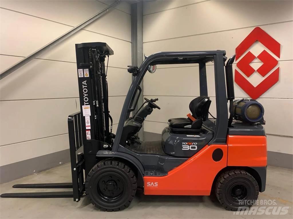 Toyota 02-8FGF30 Камиони с АГУ
