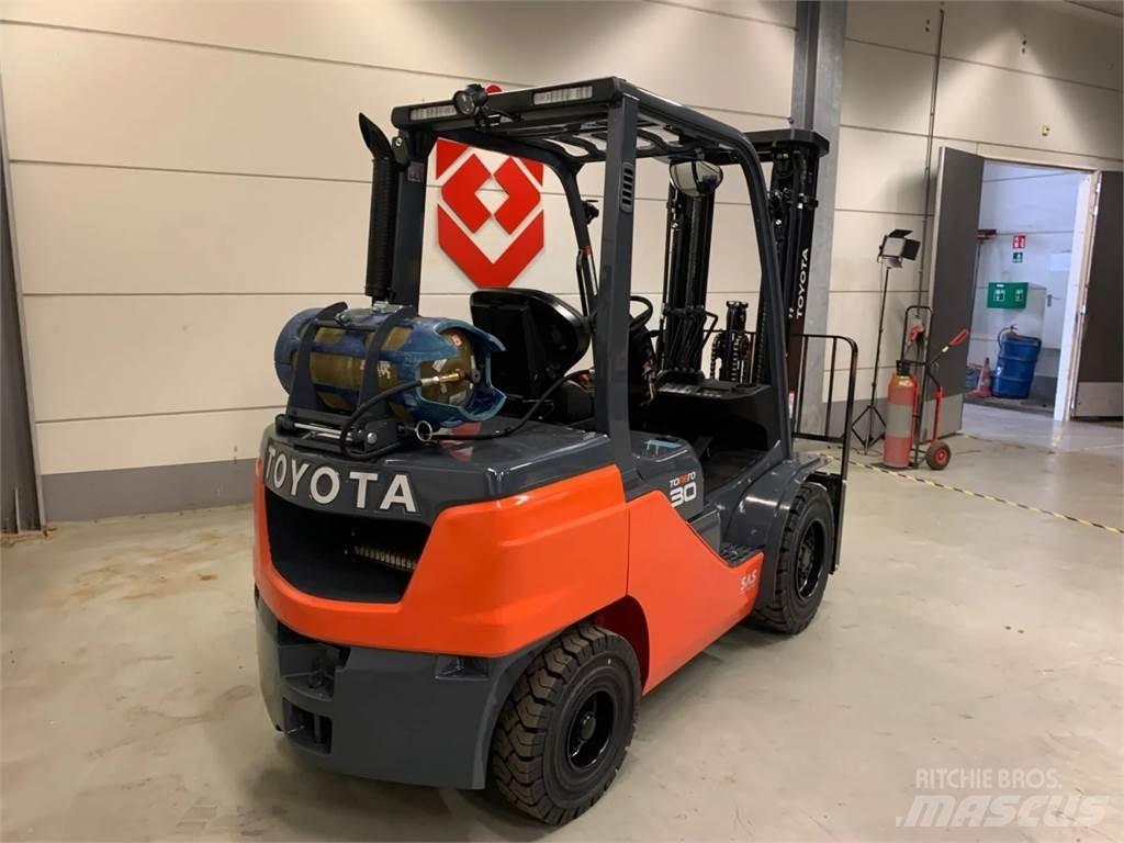 Toyota 02-8FGF30 Камиони с АГУ