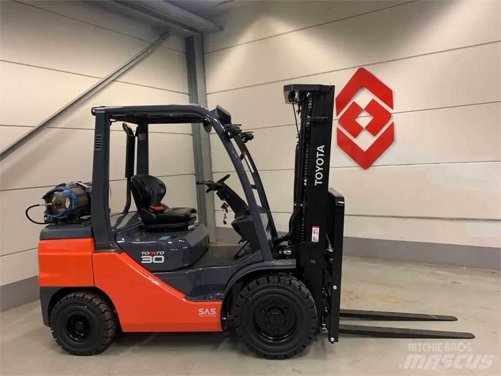 Toyota 02-8FGF30 Камиони с АГУ