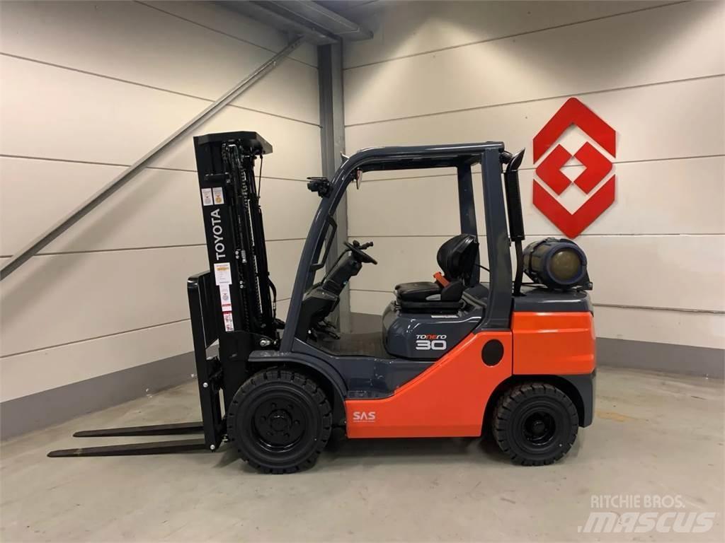 Toyota 02-8FGF30 Камиони с АГУ
