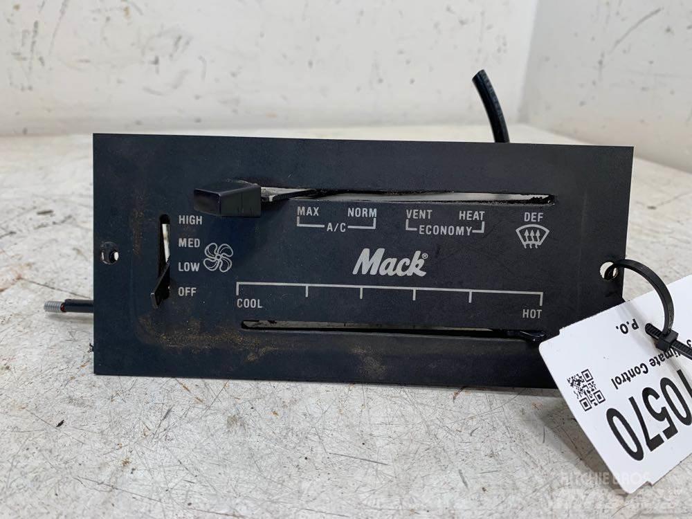 Mack CV713 Електроники