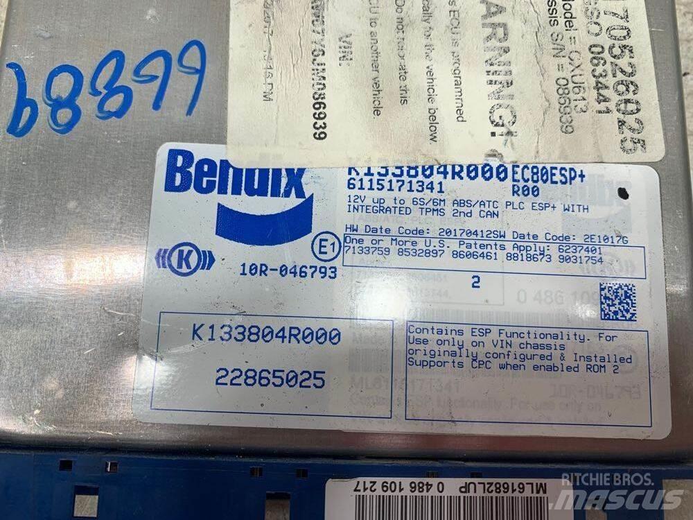 Mack CXU Електроники
