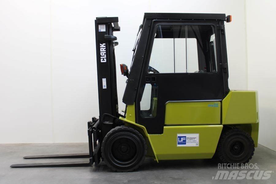 Clark DPM 30 Дизелови камиони