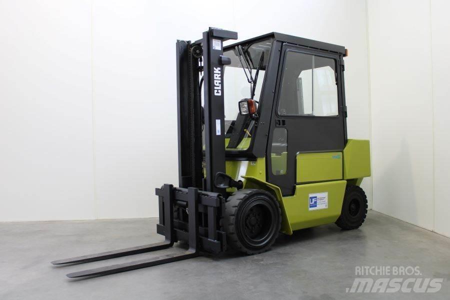 Clark DPM 30 Дизелови камиони