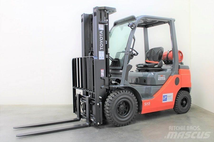 Toyota 02-8FGF25 Камиони с АГУ