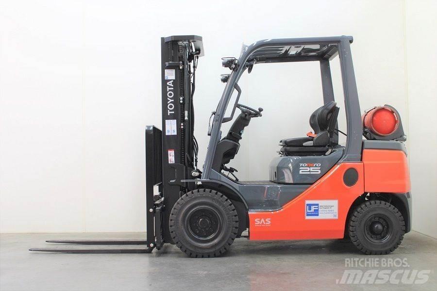 Toyota 02-8FGF25 Камиони с АГУ