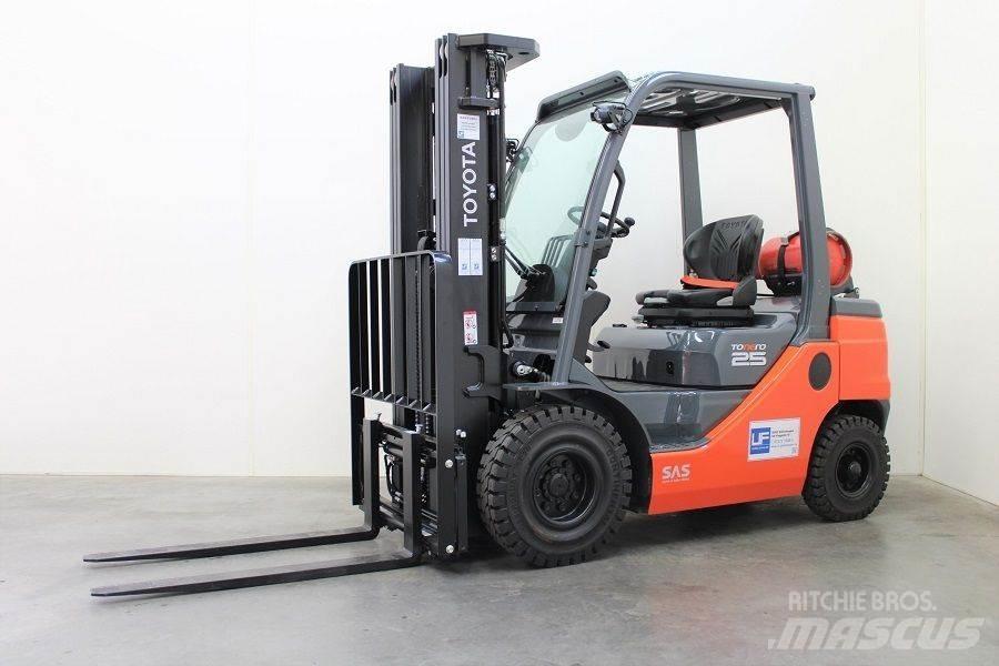 Toyota 02-8FGF25 Камиони с АГУ