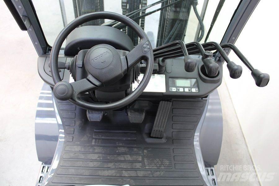 Toyota 02-8FGF25 Камиони с АГУ