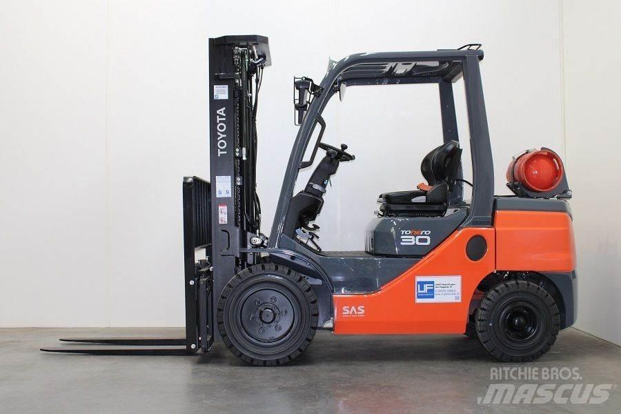 Toyota 02-8FGF30 Камиони с АГУ