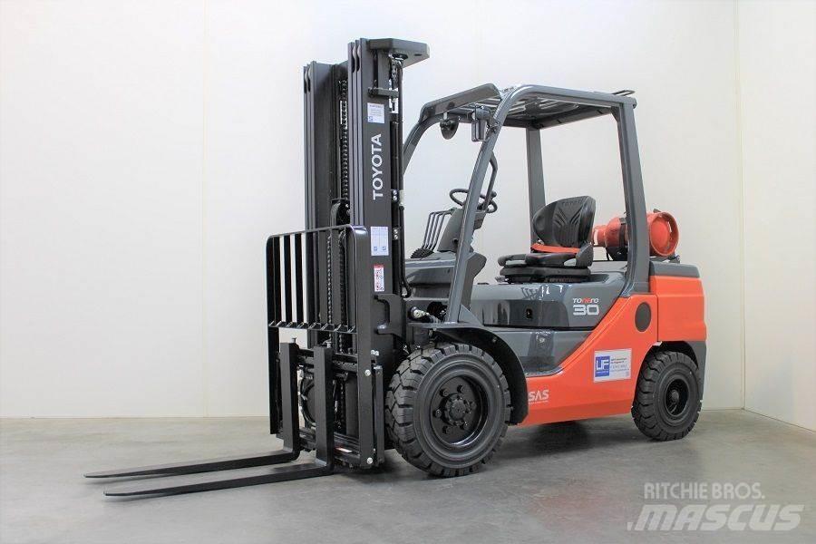 Toyota 02-8FGF30 Камиони с АГУ