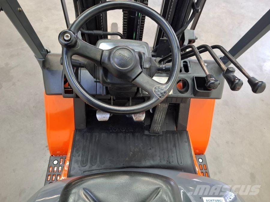 Toyota 62-7FDF25 Дизелови камиони