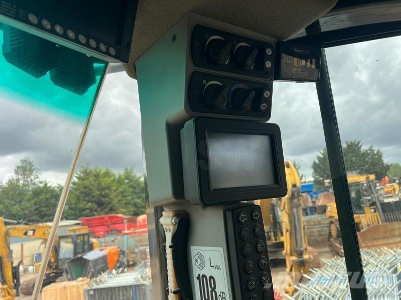 CAT 972M Колесни товарачи