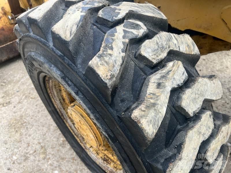 CAT 428 E Товарач със заден ексватор