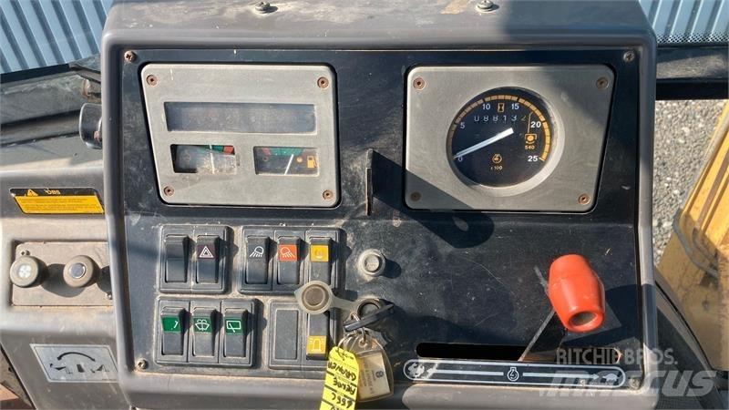 Ford 655 C Товарач със заден ексватор