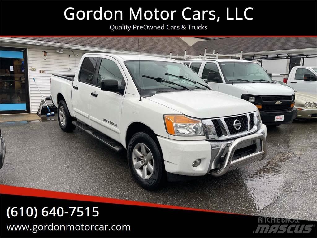 Nissan Titan Пикапи