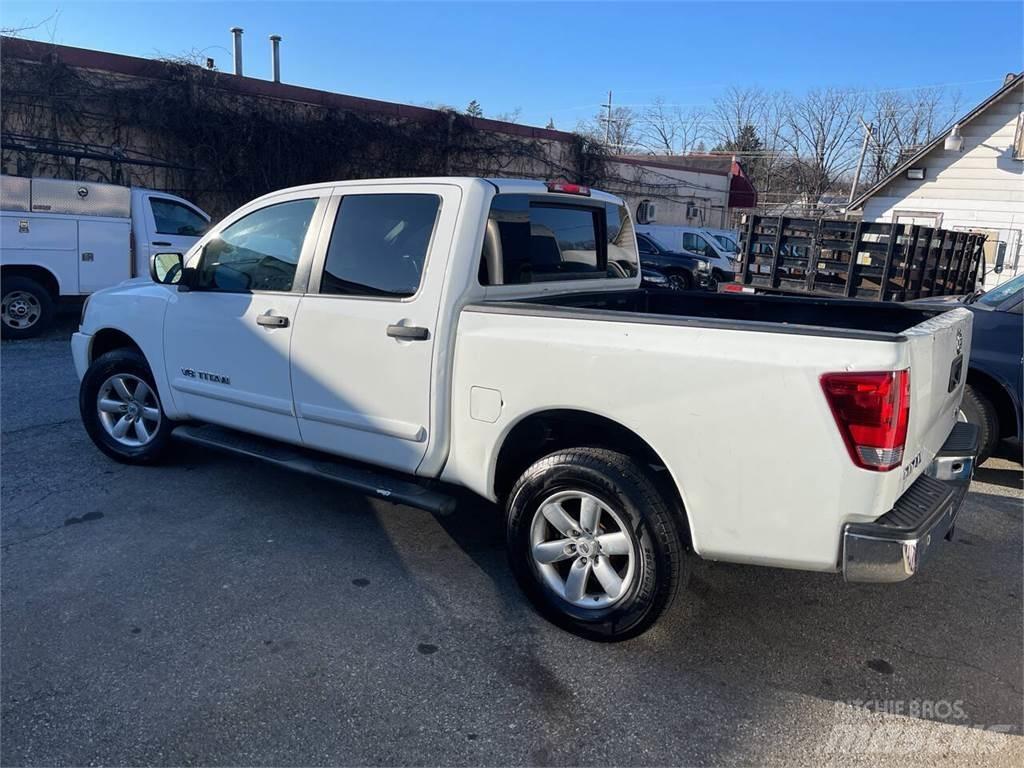 Nissan Titan Пикапи