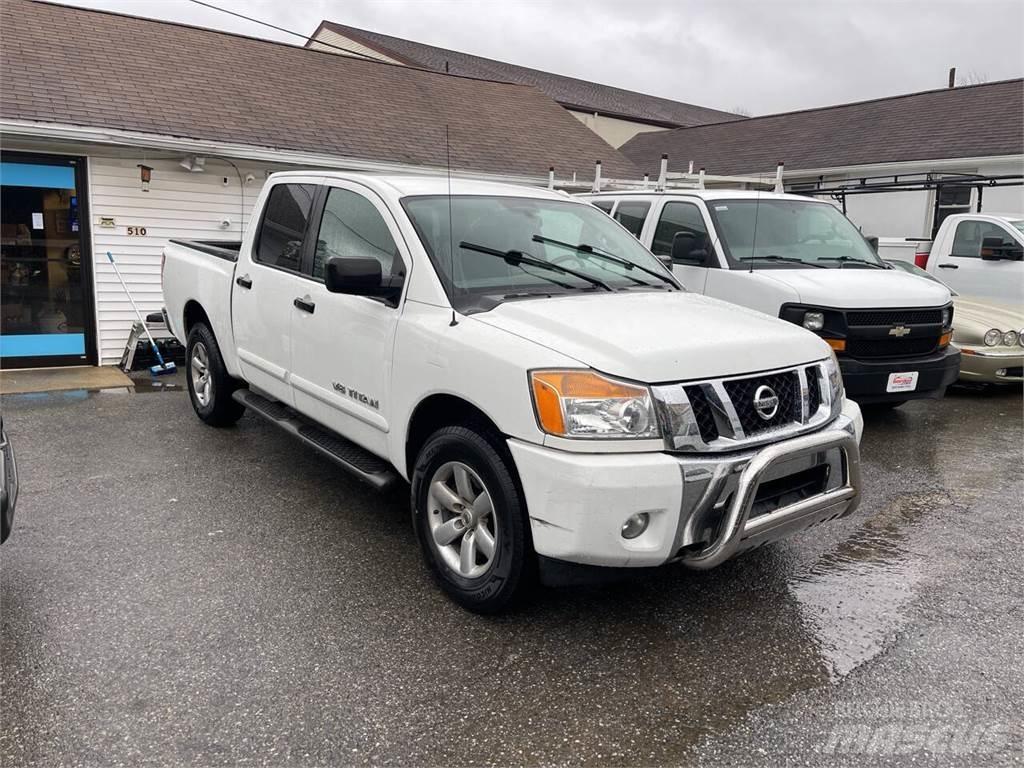 Nissan Titan Пикапи
