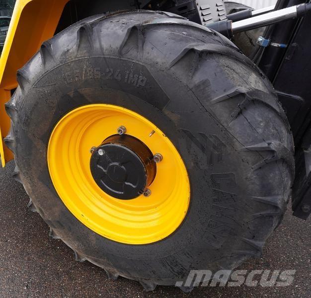 JCB 940-4 Камиони за херавни местности