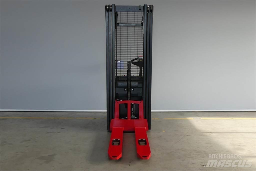 Hyster S1.6il Колички високоповдигачи с теглич